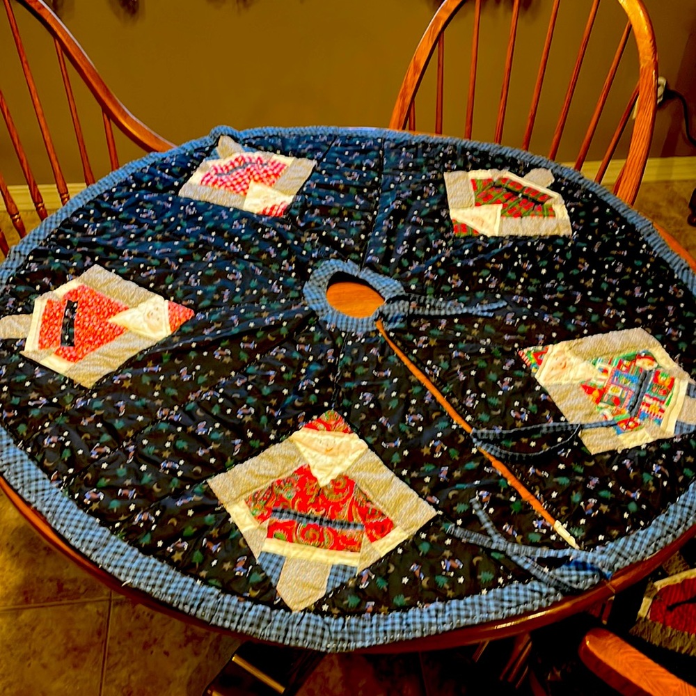 Machine quilted Christmas tree skirt and matching lap quilt / wall hanging